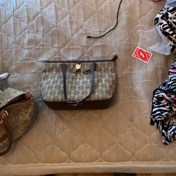 Two Michael Kors purses - Picture 2 of 2